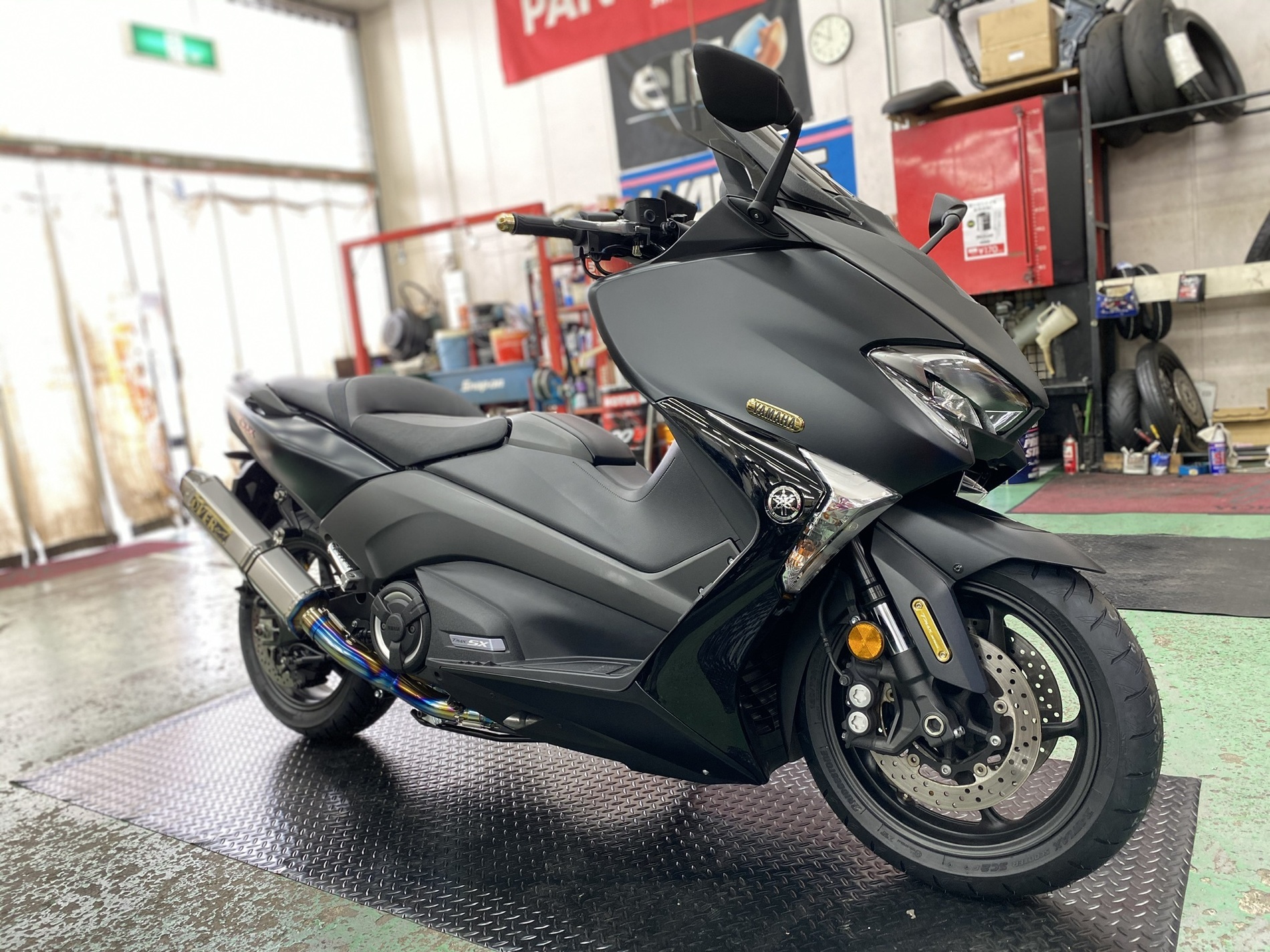 YAMAHA T-MAX530 ブリヂストン バトラックスSC2 タイヤ交換: バイク